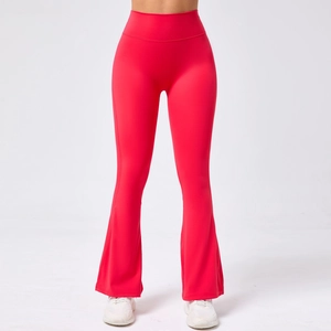 Détail du pantalon de yoga évasé à taille haute en tissu rouge très élastique pour femme