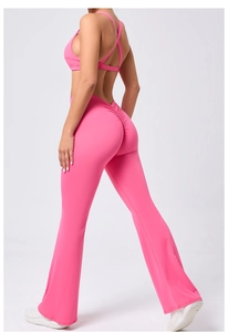Dettaglio del set yoga rosa con leggings effetto scrunch butt e gamba svasata