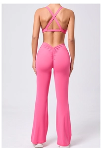 Dettaglio del set yoga rosa con reggiseno sportivo incrociato e pantaloni effetto push-up