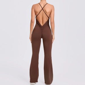 Combinaison de yoga marron foncé avec dos nu, bretelles croisées et jambe évasée rétro