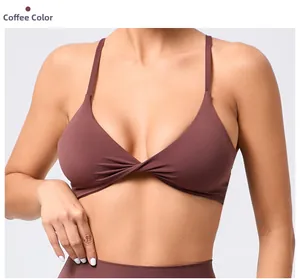 Détail du soutien-gorge de sport marron café avec fines bretelles et torsion sur le devant
