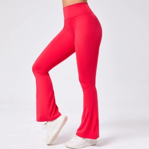 Vue détaillée du pantalon de yoga évasé rouge à taille haute et coutures plates latérales