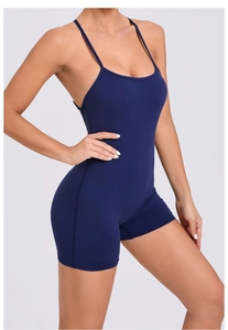 Détail du body de yoga bleu marine avec fines bretelles et coupe de compression galbante