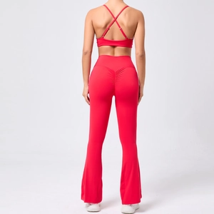 Ensemble rouge brassière à bretelles croisées et pantalon de yoga évasé avec fronces