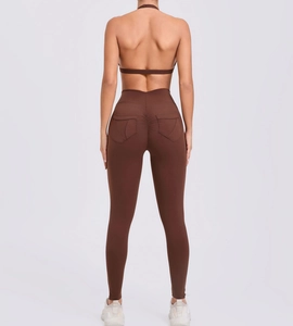 Rückansicht dunkelbraune High-Waist-Leggings mit Push-up-Falte und hinteren Taschen am Gesäß