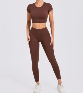 Détail d'un ensemble de yoga pour femme marron foncé avec crop top court et legging taille haute