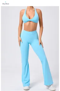 Completo yoga azzurro con reggiseno sportivo allacciato al collo e pantaloni a zampa