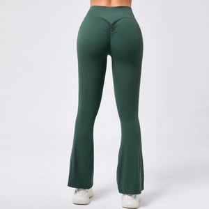 Détail du pantalon de yoga évasé vert foncé à taille haute avec effet push-up fessier
