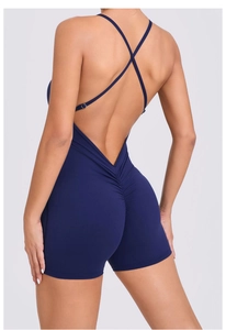 Détail des bretelles croisées et du design froncé sur le body de yoga bleu marine