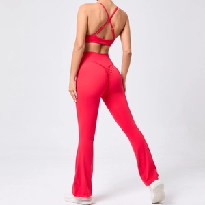 Détail du haut de sport rouge croisé et du legging évasé avec fronces effet push-up