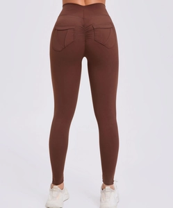 Detailansicht der High Waist Yoga Leggings in Dunkelkaffee mit Scrunch-Butt-Effekt
