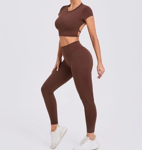 Détail du legging de yoga taille haute et crop top en tissu extensible marron chocolat