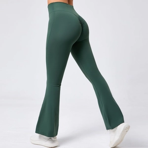 Vue détaillée du pantalon de yoga évasé vert foncé à taille haute avec effet push-up fessier
