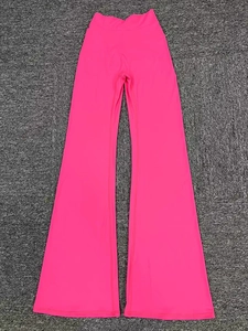 Detailansicht der hoch taillierten Yoga-Schlaghose in Fuchsia mit elastischer Textur
