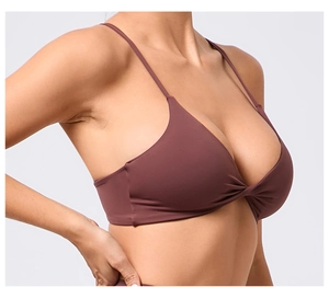 Vue détaillée du soutien-gorge de yoga marron avec bretelles fines et nœud devant