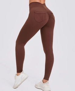 Detailansicht brauner High-Waist-Leggings mit Push-Up-Naht und Rückentaschen am Gesäß