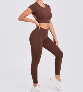 Vue latérale de l'ensemble de yoga marron avec haut dos nu et legging de sport taille haute