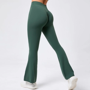 Détail du pantalon de yoga évasé vert foncé à taille haute montrant l'effet push-up fessier