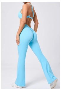 Dettaglio dei pantaloni yoga svasati azzurri con design a pieghe per modellare i glutei