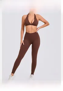Détail du haut de yoga licou marron café et legging taille haute sur mannequin