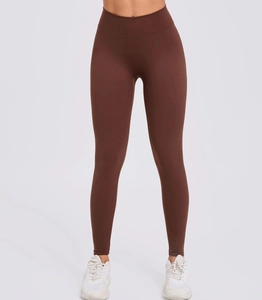 Detailansicht der hoch taillierten nahtlosen schokobraunen Yoga-Leggings mit blickdichtem Stoff