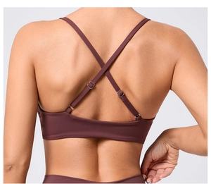 Détail des bretelles croisées réglables sur le soutien-gorge de sport yoga violet