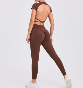 Vue arrière d'un ensemble de yoga dos croisé avec legging sculptant marron foncé