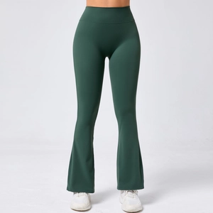 Texture détaillée du pantalon de yoga évasé vert foncé à taille haute en tissu élastique