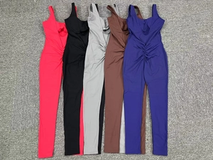 Dettaglio di cinque body sportivi colorati con schiena scoperta e texture arricciata