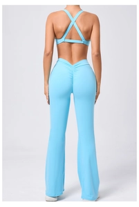 Dettaglio del set yoga celeste con leggings push-up e reggiseno sportivo con schiena incrociata