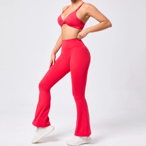 Détail du soutien-gorge de sport torsadé et pantalon yoga évasé en rouge pastèque