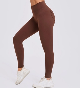 Detail der braunen High-Waist-Yogahose mit feuchtigkeitsableitendem Stoff und Kurvennähten
