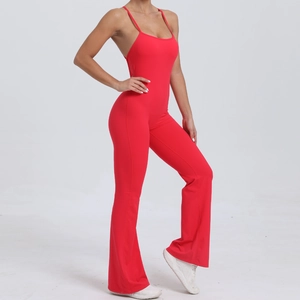 Détail de la combinaison de yoga rouge avec jambe évasée et bretelles réglables