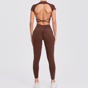 Détail de l'ensemble de yoga marron avec haut dos croisé et legging à effet push-up
