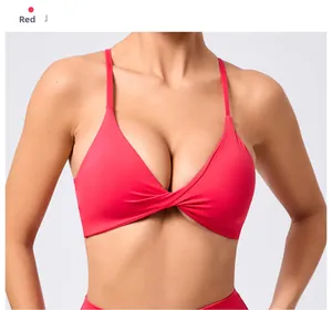 Détail d'un soutien-gorge de sport rouge avec nœud torsadé et fines bretelles réglables