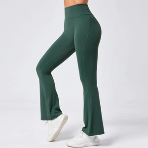 Détail de la taille haute et du tissu extensible vert foncé sur le pantalon de yoga