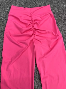 Detailansicht der pinkfarbenen Yoga-Schlaghose mit hoher Taille und Push-up-Effekt