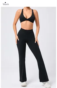 Dettaglio del reggiseno sportivo nero con incrocio e pantaloni yoga a campana