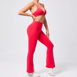Détail de l'ensemble de yoga rose fuchsia avec soutien-gorge torsadé et pantalon évasé