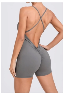 Détail des bretelles croisées et de la couture froncée sur le body gris