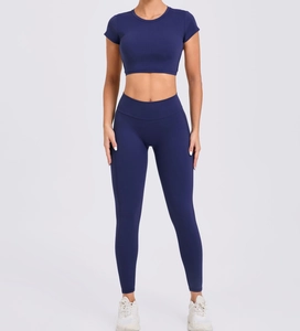 Vue de face de l'ensemble de yoga bleu marine avec crop top et leggings taille haute