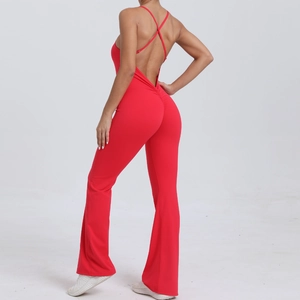 Détail d'une combinaison de yoga rouge avec dos nu à brides croisées et effet fesses froncées