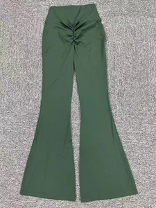Détail du pantalon de yoga évasé vert foncé avec effet froncé aux fesses et taille haute