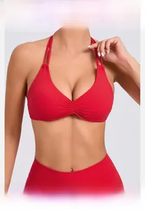 Dettaglio del reggiseno sportivo rosso a lupetto con centro increspato e tessuto elastico