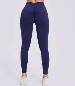 Detailsicht der dunkelblauen Yoga-Leggings mit Scrunch-Po-Effekt und Gesäßtaschen