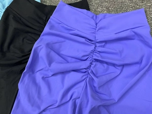 Detailansicht der lila Yoga-Schlaghose mit High-Waist-Schnitt und Push-up-Effekt