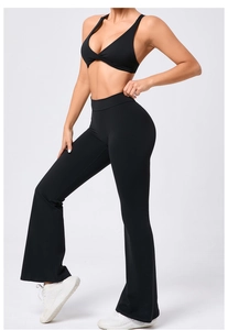 Dettaglio del set yoga nero con reggiseno sportivo scollo a V e leggings svasati
