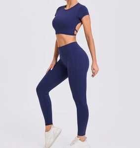 Vue latérale de l'ensemble de yoga bleu foncé avec dos nu et taille haute galbante