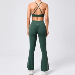 Détail du legging taille haute avec effet froncé et bas évasé fendu en vert foncé