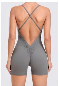 Détail du body dos nu gris foncé avec bretelles croisées et couture froncée extensible